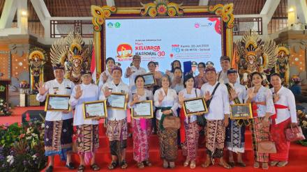 Serah Terima Piagam Penghargaan JUARA III KAMPUNG KELUARGA BERKUALITAS ( KB ) Tingkat Provinsi Bali 
