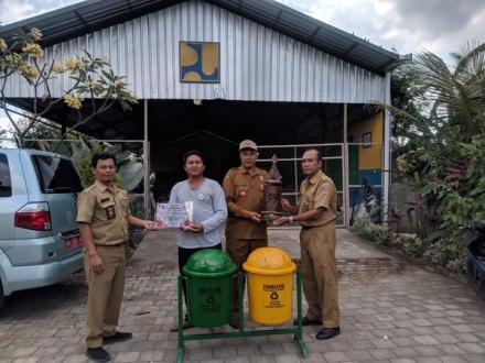 Serah Terima Cendera Mata dan Piagam Penghargaan sebagai JUARA III Lomba Kreasi Daur Ulang (RECYCLE)