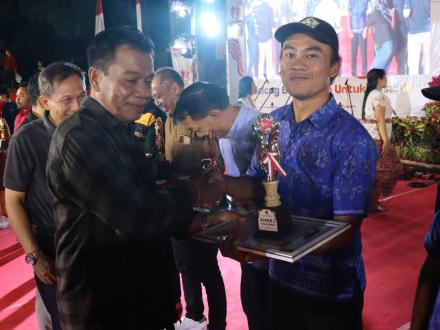 Penganugrahan Hadiah Juara I Lomba Pengelolaan Website Desa dan Kelurahan Se-Kabupaten  Buleleng. 