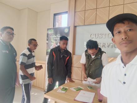 Pendamping RTLH Dinas Perkimta Buleleng dampingi Pencairan Ongkos Tukang di BPD Seririt 