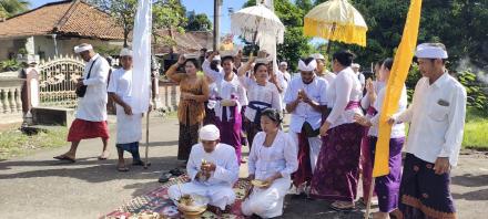 Perbekel Pejarakan hadiri acara Odalan di Pura Padmasana Pasar Hewan