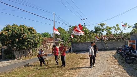 Semarak Kemerdekaan, Panitia HUT RI Desa Pejarakan Bersihkan dan Hiasi Lapangan Taman Desa Pejarakan